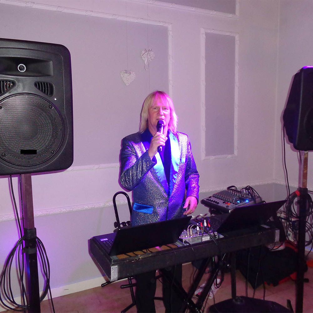 DJ Marcin muzyk grający i śpiewający